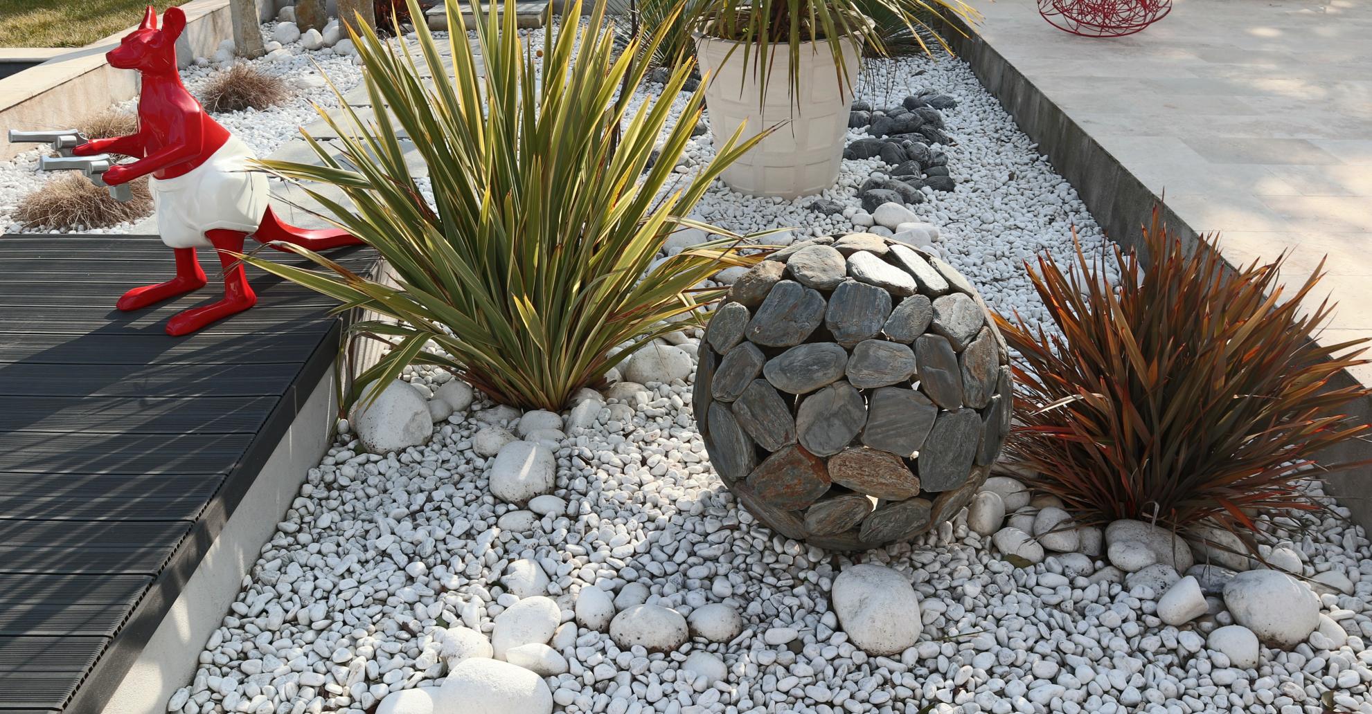 Sol en galets blancs de Carrare 