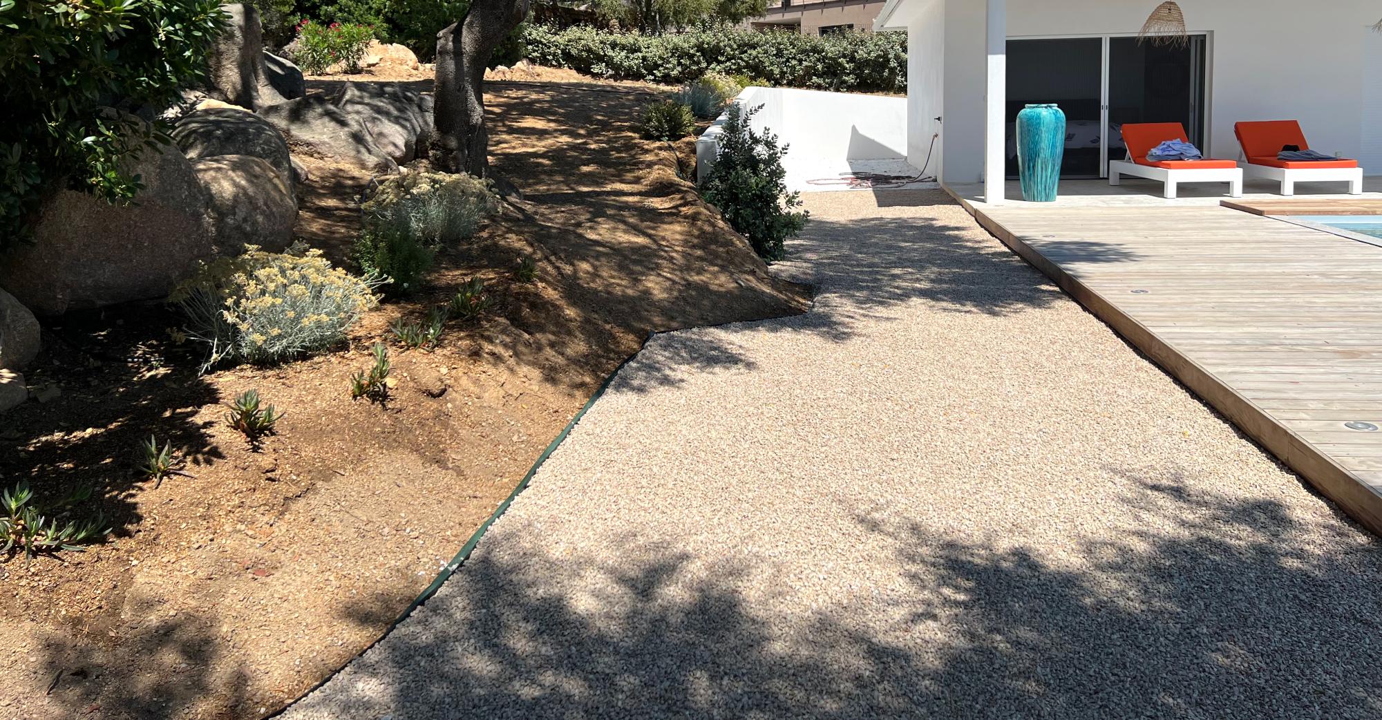 Allée de jardin en gravier calcaire beige. En vente chez Roches et Galets.