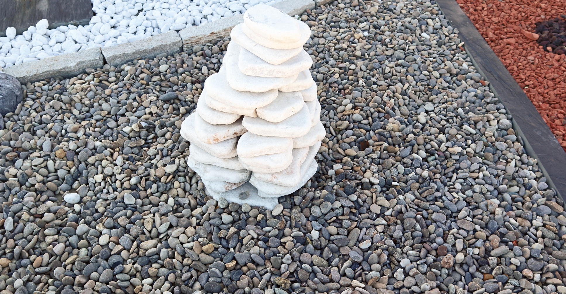 Pas japonais en marbre blanc de Carrare sur galets gris de la Durance