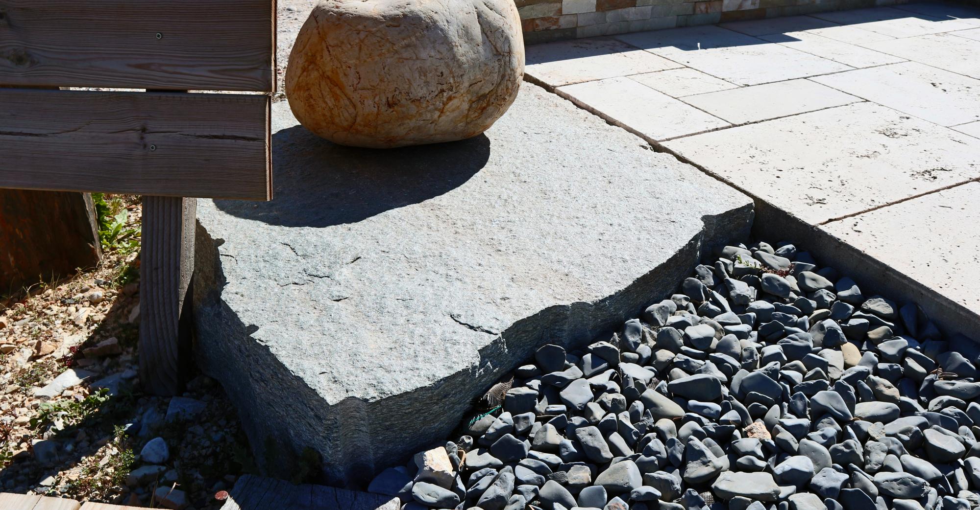 Nez de marche en pierre de Luzerne, galets noirs Igea, dalles en travertin, galet arc-en-ciel