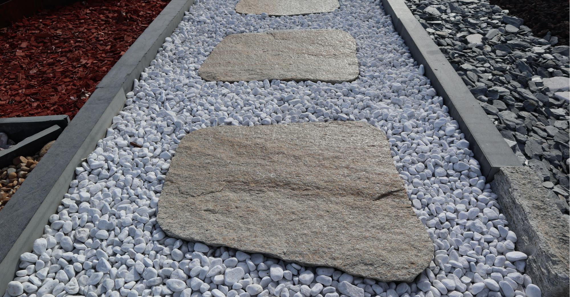 Pas japonais en pierre de Luzerne dorée, galets blancs de Carrare, bordure en ardoise Ardesia