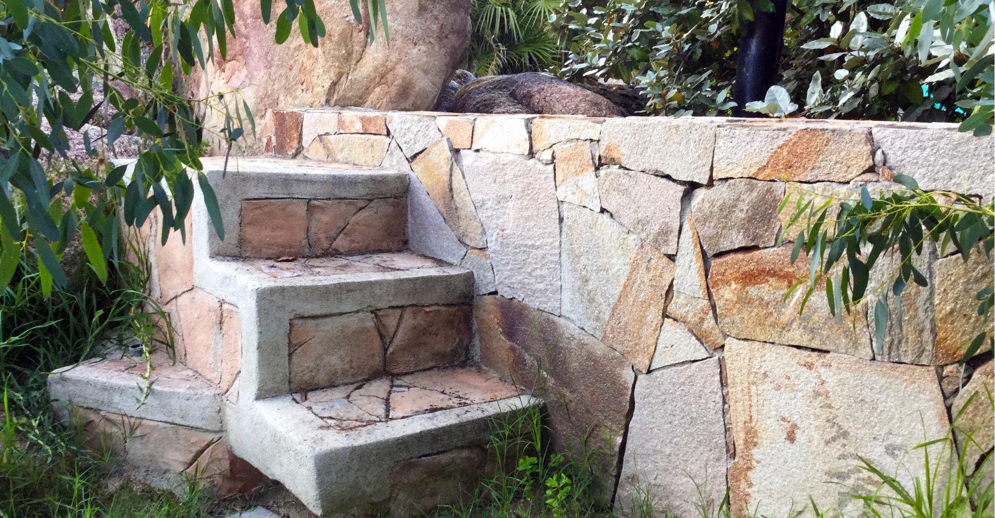 Escaliers et murs en opus quartzite jaune