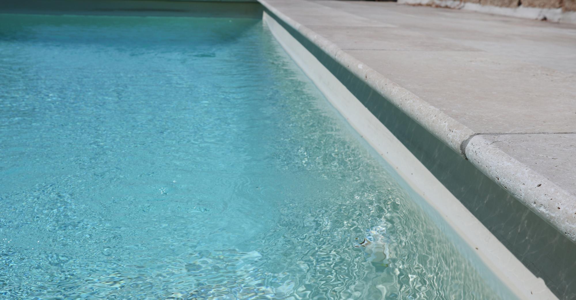 Contour piscine en travertin