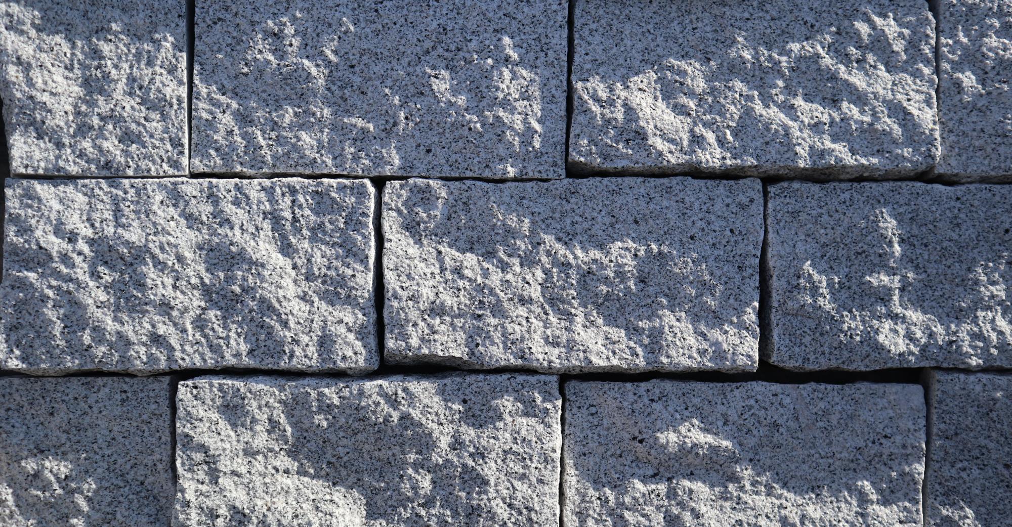 Mur en pierres de taille granit gris