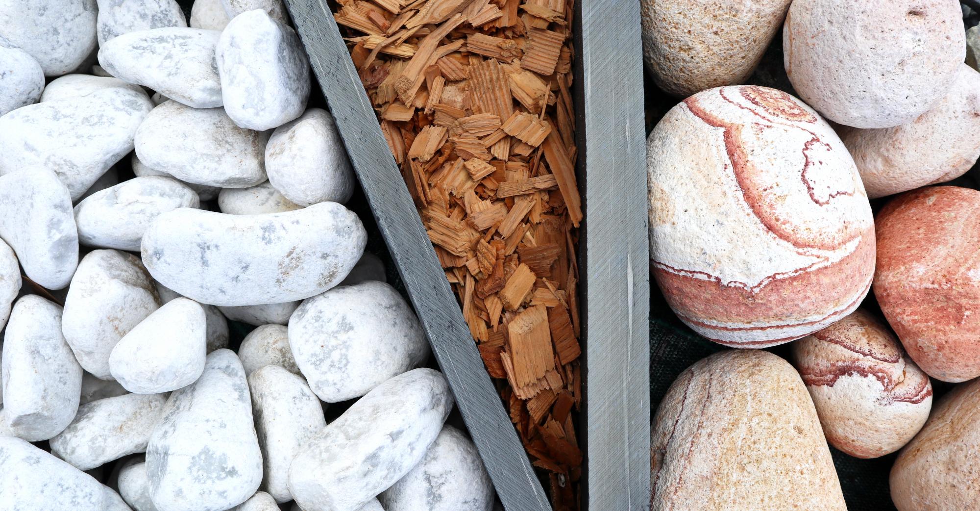 Galets blancs de Carrare, bordure en ardoise, copeaux de bois naturels, galets arc-en-ciel