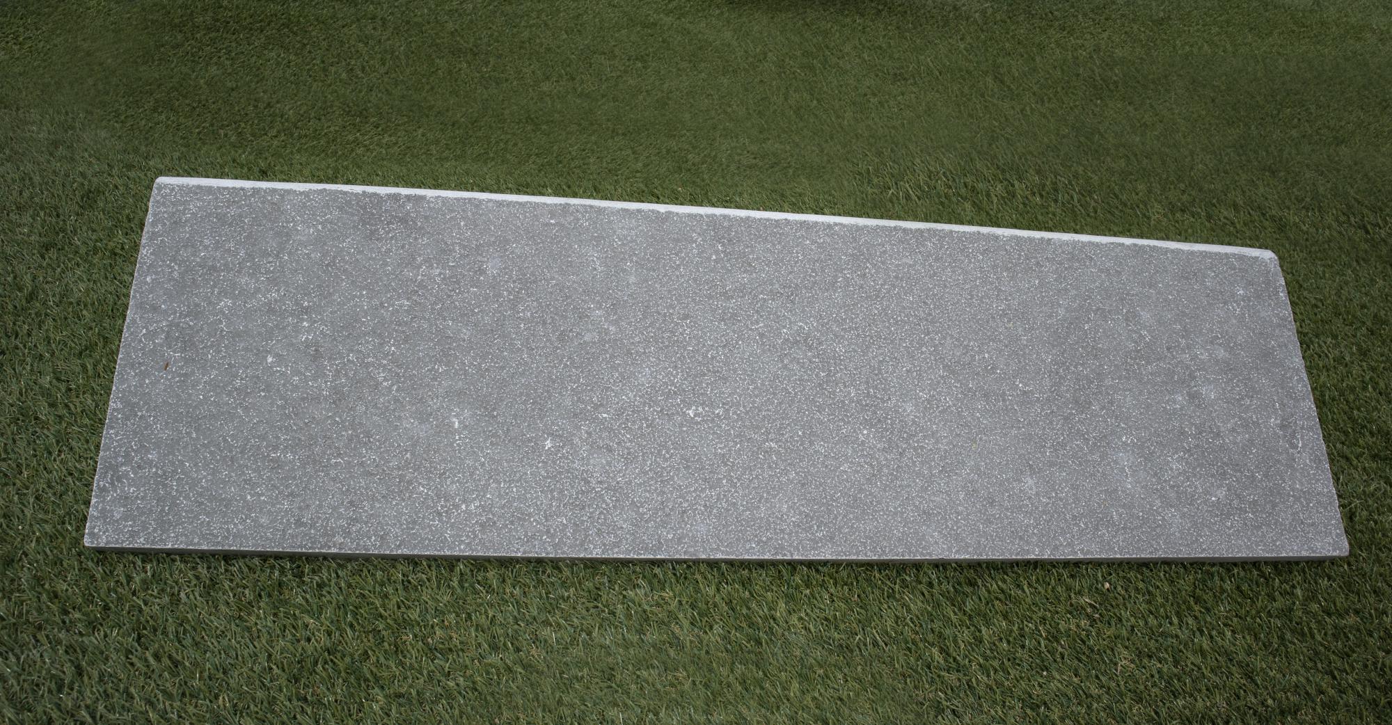 Margelle en tandur gris idéale pour les abords de piscine, escaliers et décoration extérieure