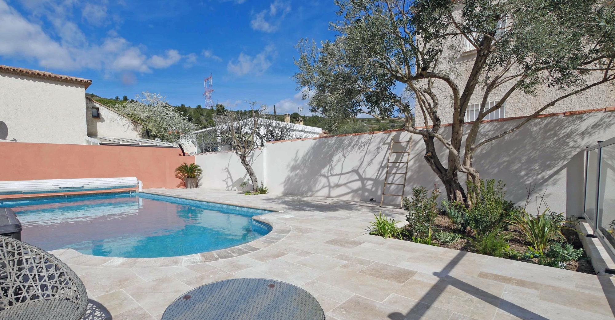 Plage de piscine en opus travertin naxos
