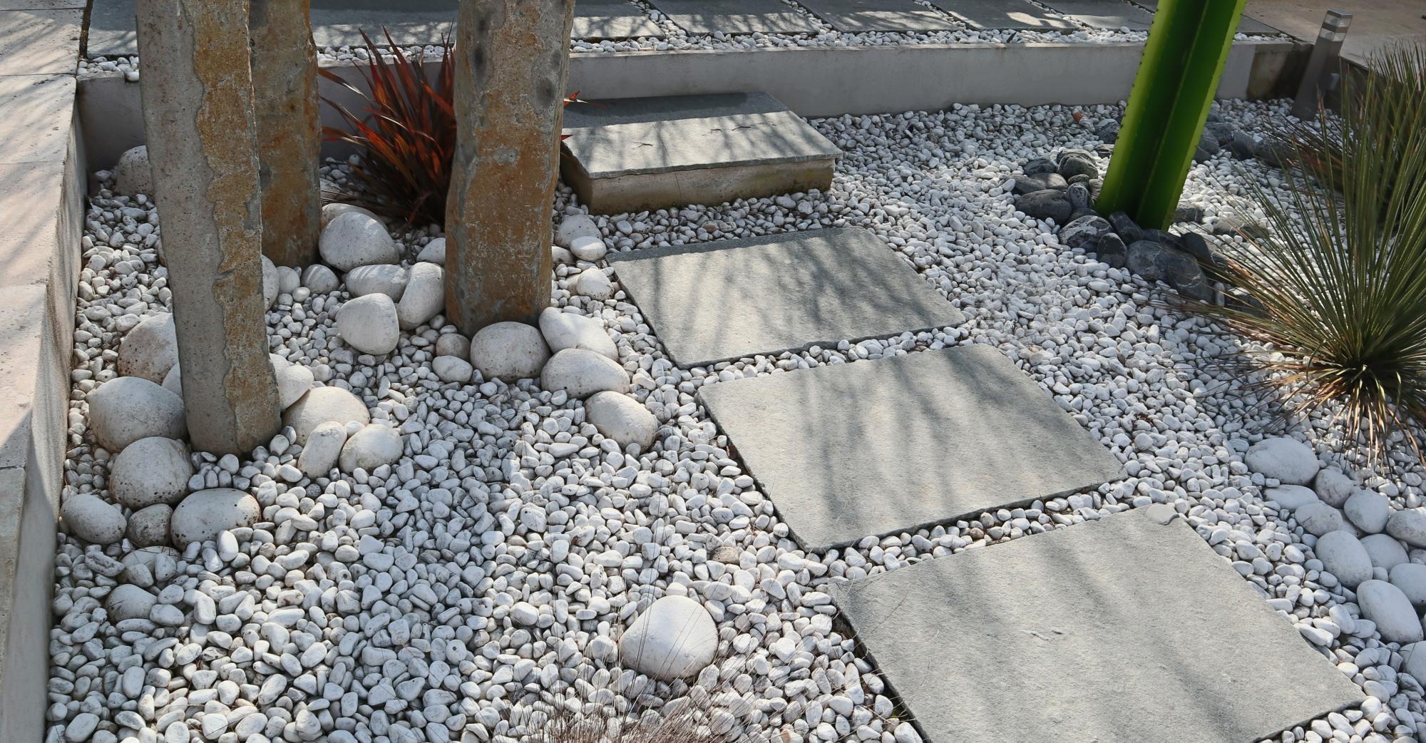 Aménagement jardin avec galets blancs en marbre de Cararre, galets blancs Alexandre et dalles en pierre de Tandur grise