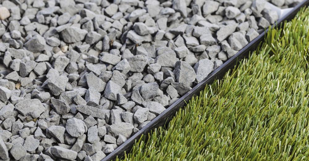 Bordure jardin 240 cm en polyéthylène noir. En vente chez Roches et Galets.