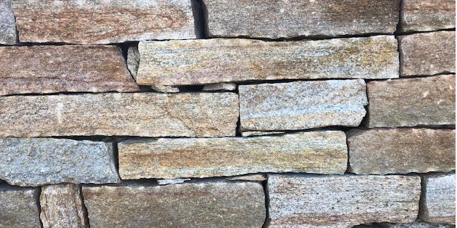 Barrette en pierre de Luzerne dorée pour revêtement mural en vente chez Roches et Galets