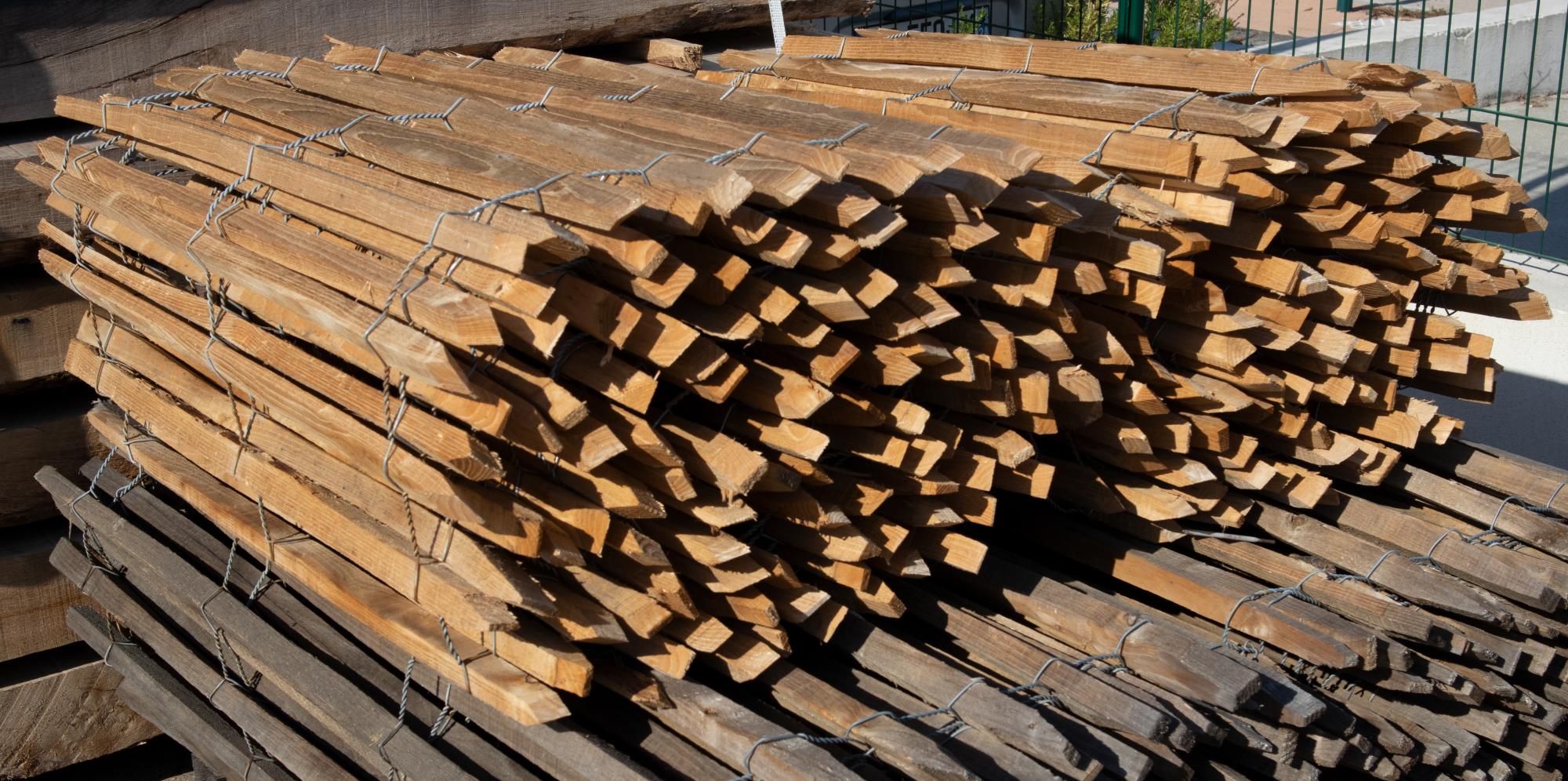 Clôture ganivelle en châtaignier écorcé en vente chez Roches et Galets