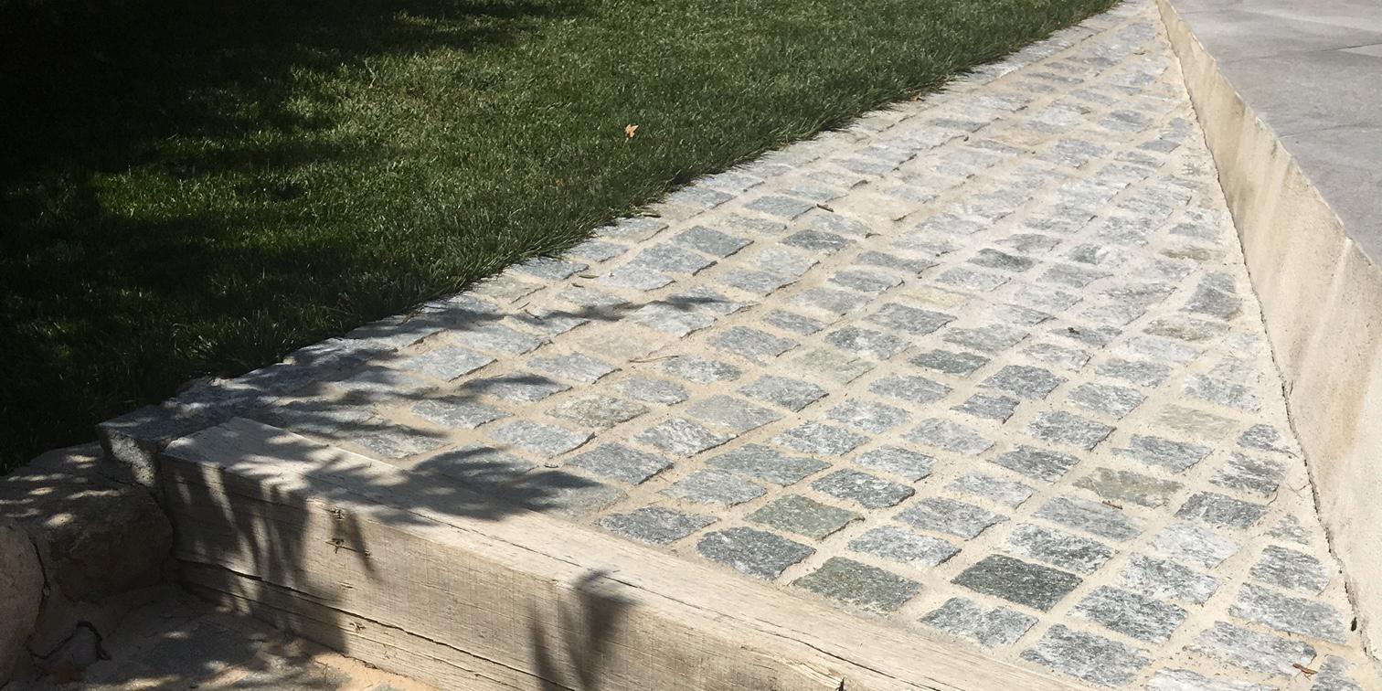 Pavés en pierre de Luzerne en vente chez Roches et Galets