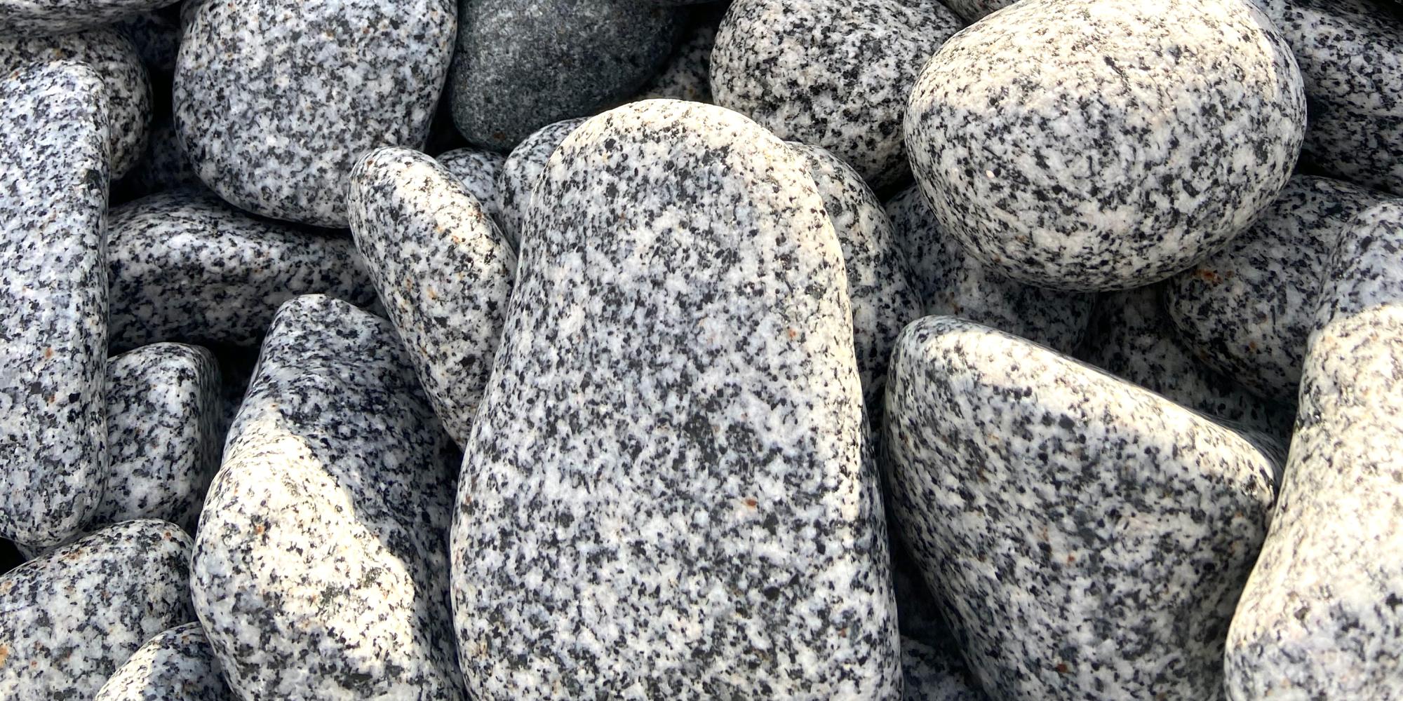 Galet roulé en granit gris, disponible chez Roches et Galets