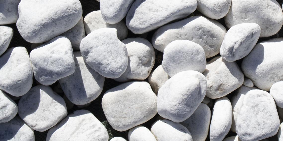 Galet roulé blanc de carrare en vente chez Roches et Galets