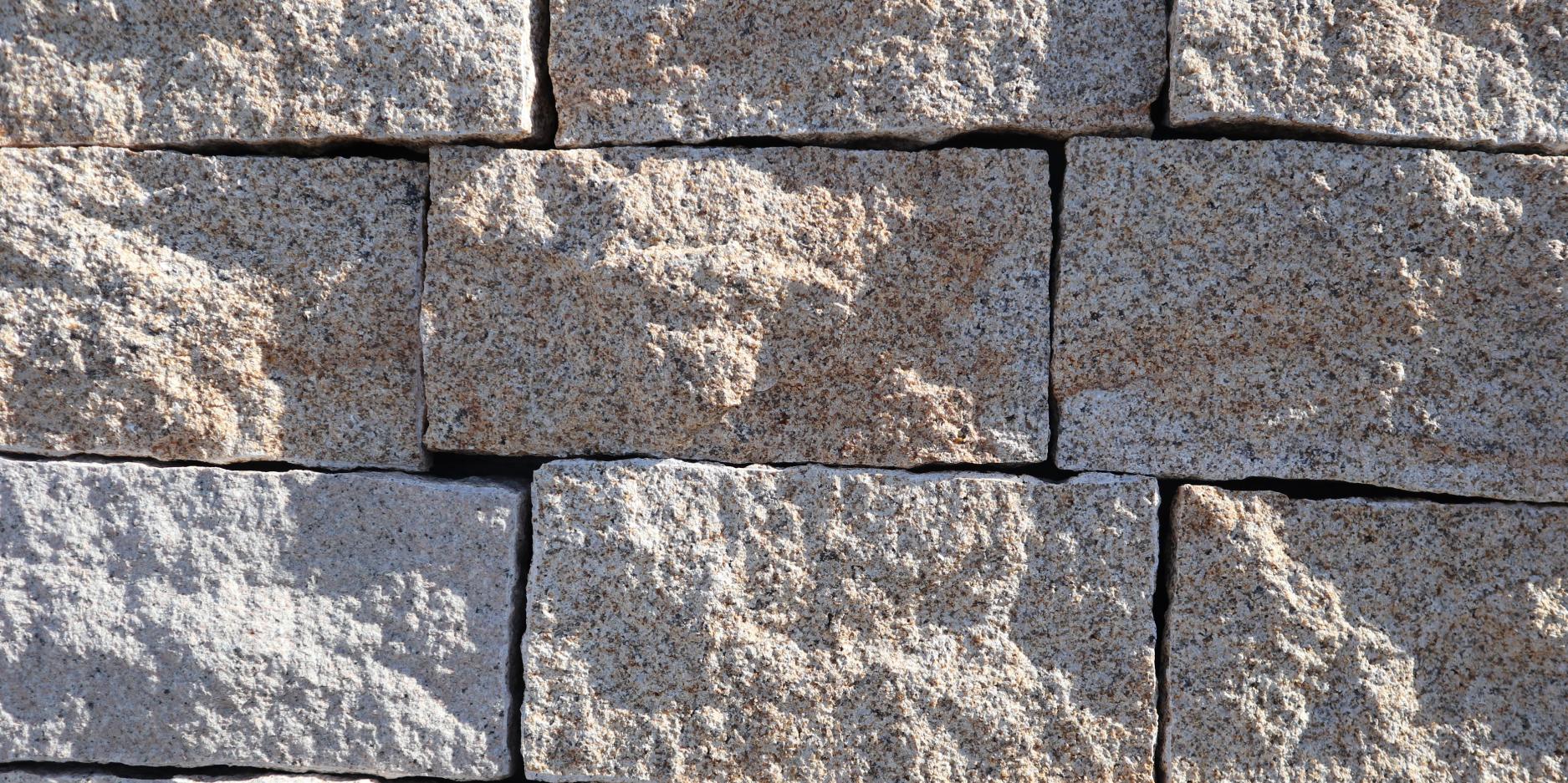 Pierre de taille en granit doré pour revêtement mural en vente chez Roches et Galets