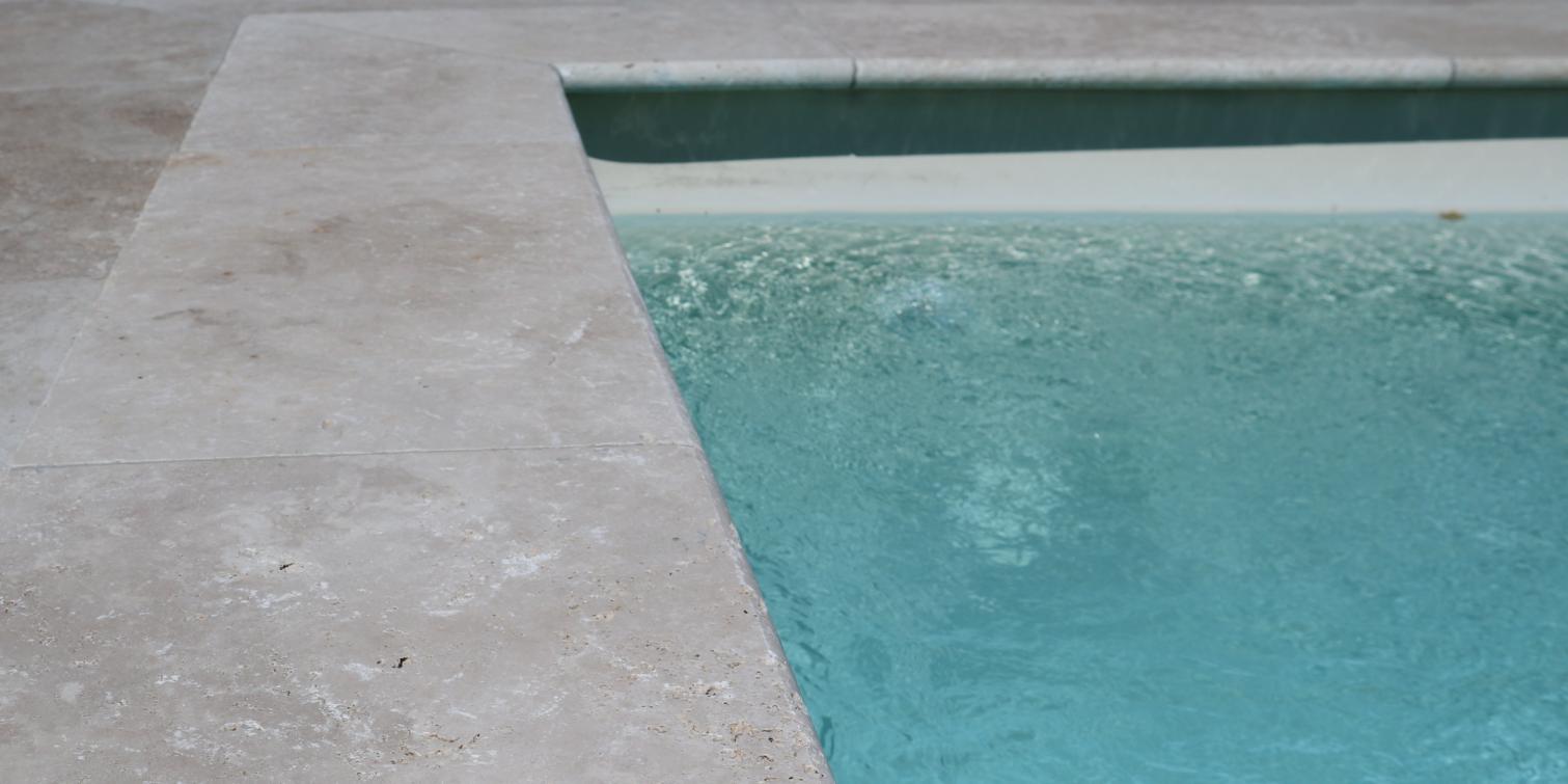 Margelle en travertin Naxos en vente chez Roches et Galets