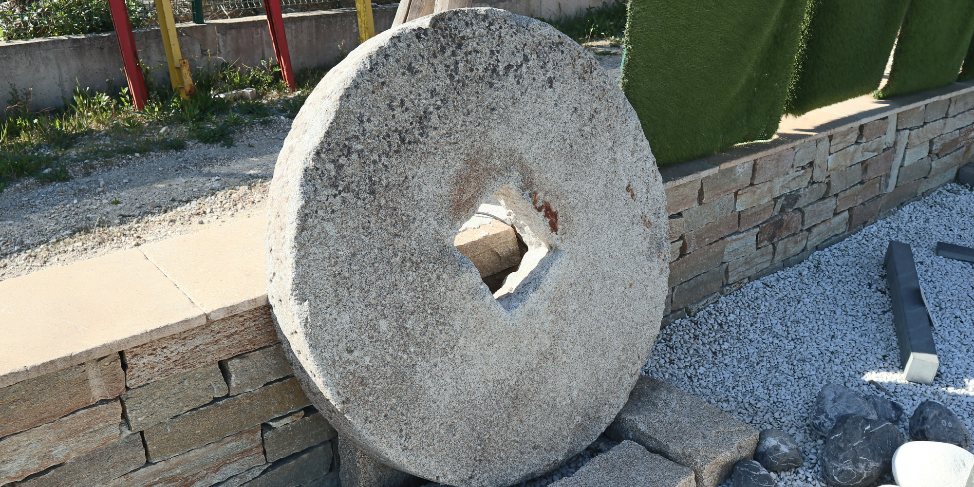 Meule calcaire en vente chez Roches et Galets