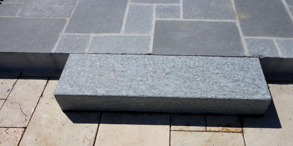 Nez de marche en pierre de Luzerne en vente chez Roches et Galets