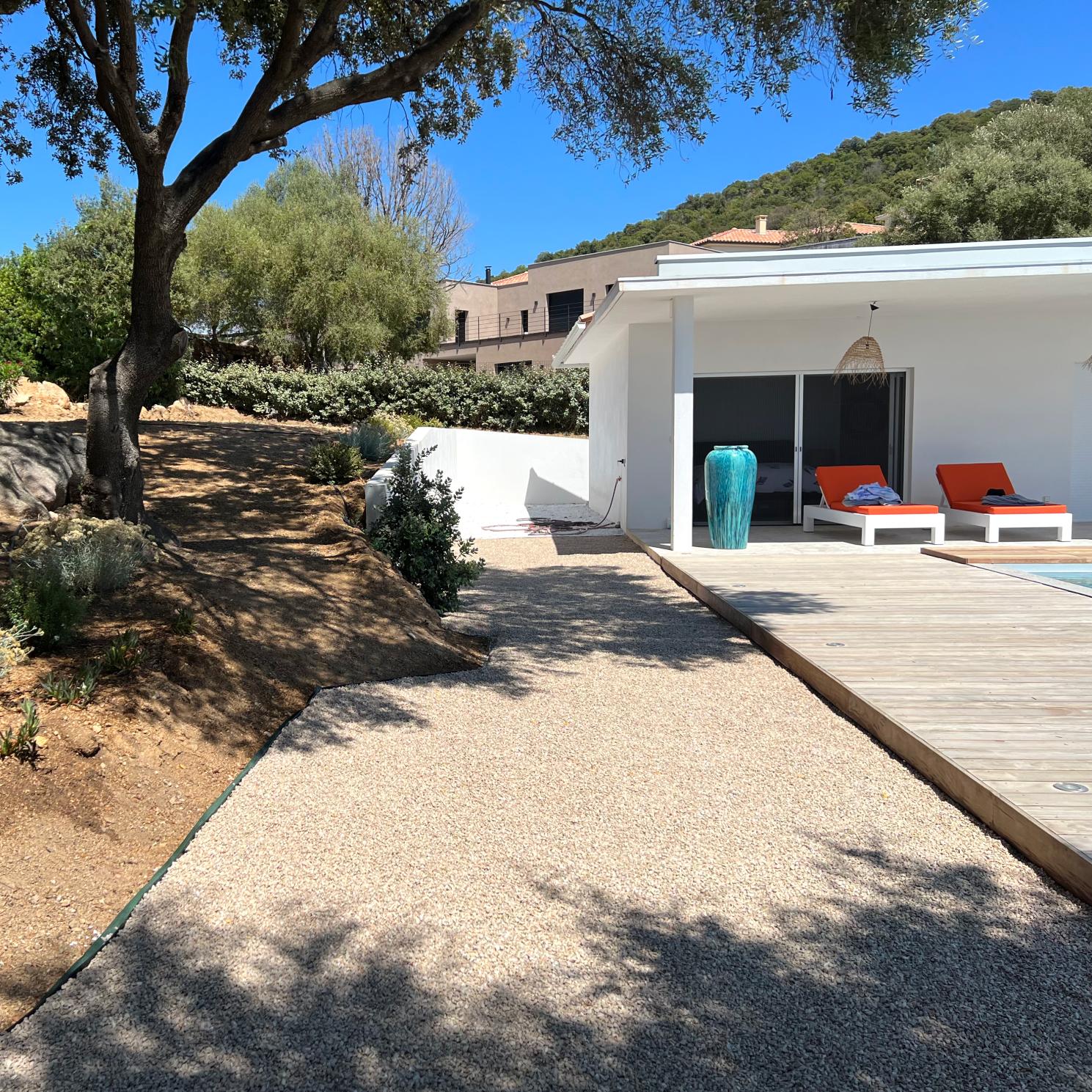 Réalisation client en gravier calcaire beige